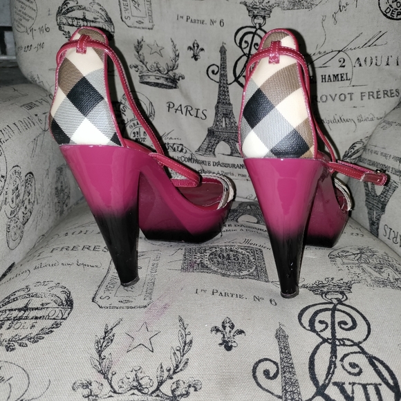 BURBERRY strappy heels - Picture 2 of 3